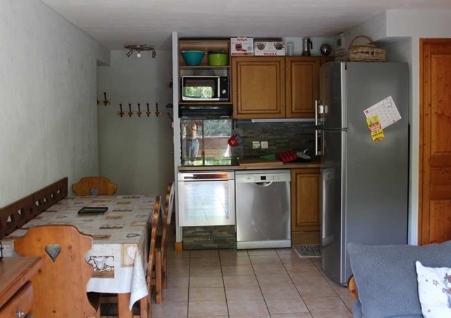 sejour-chalet-d-or-vue-sur-cuisine
